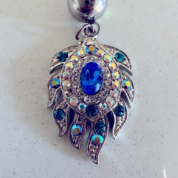 Peacock feather rhinestone detail on silver tone metal belly ring - Picture 5 of 5